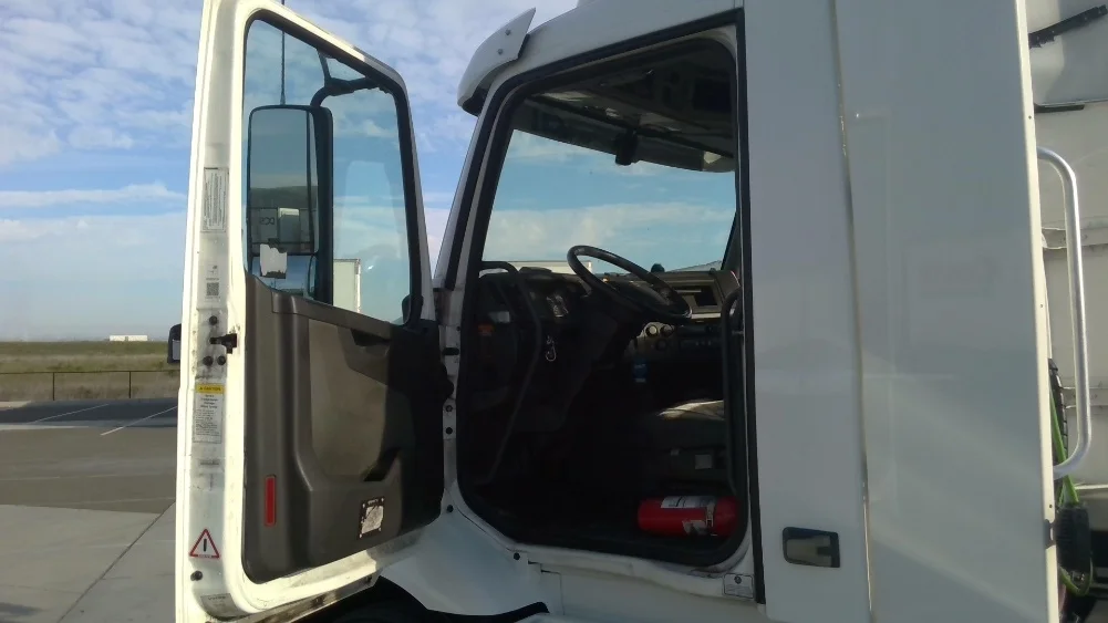 2021 Volvo VNR 640 - image 9