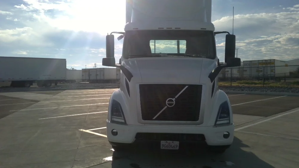 2021 Volvo VNR 640 - image 2