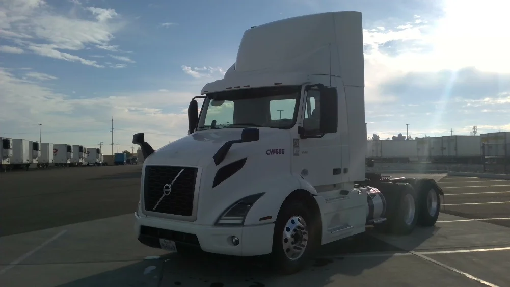 2021 Volvo VNR 640 - image 3