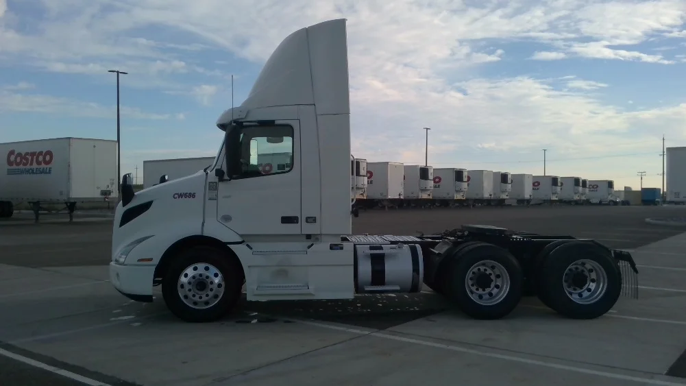 2021 Volvo VNR 640 - image 4