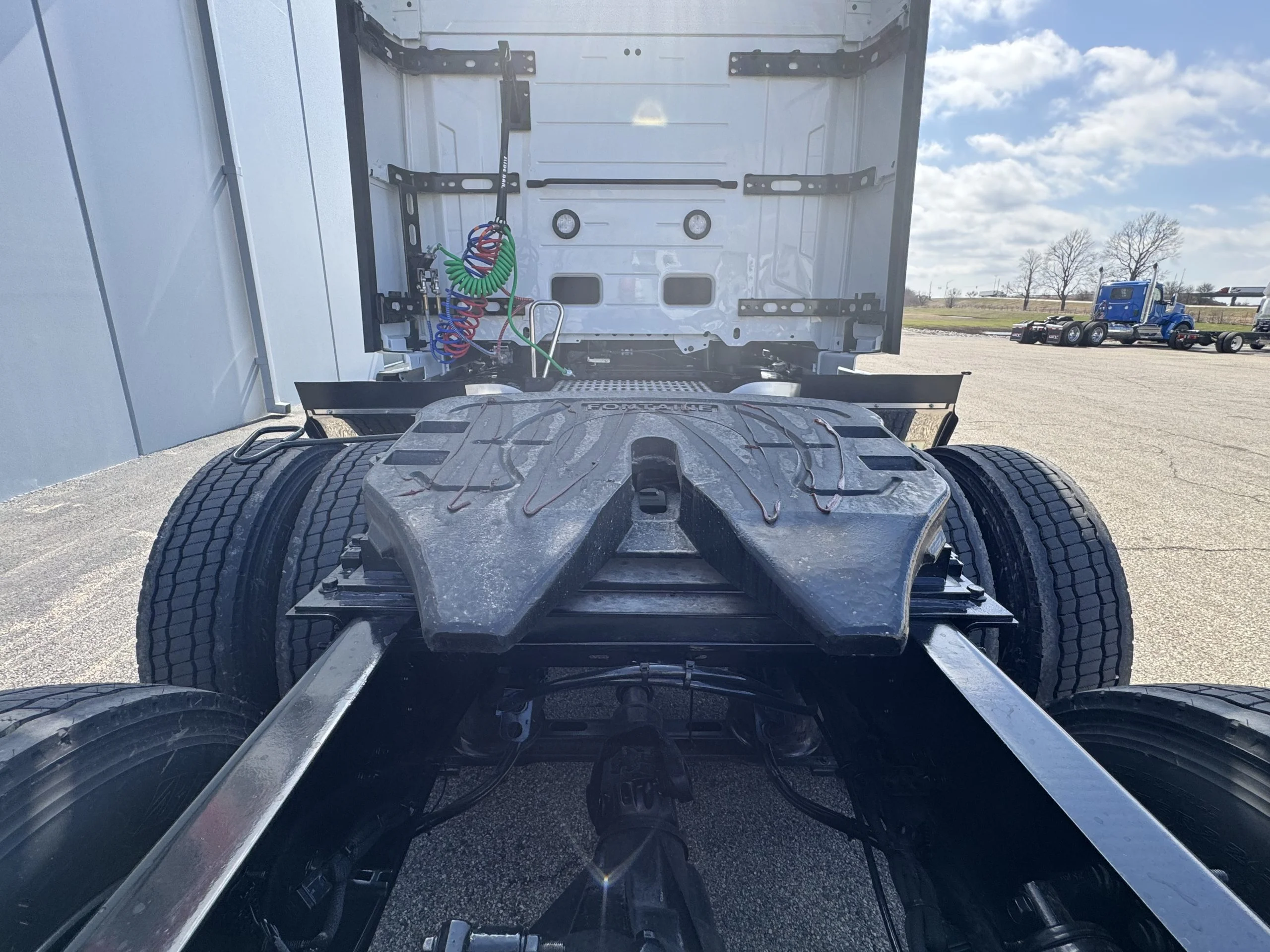 2027 Volvo VNL 860 - image 6