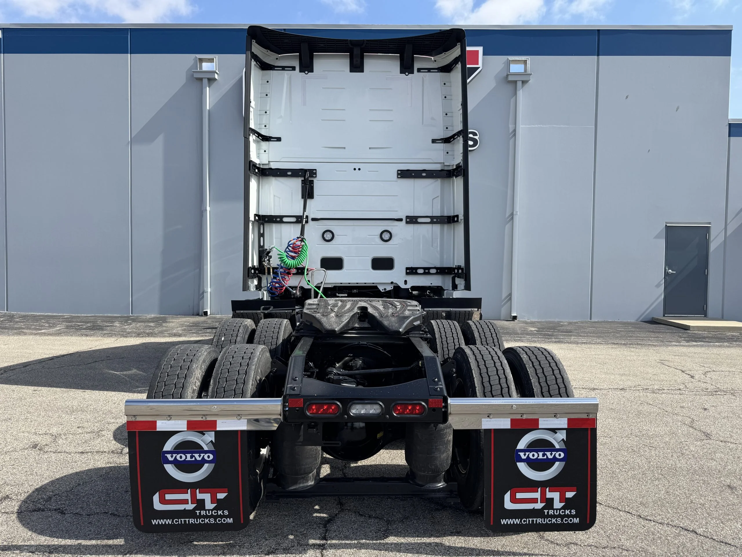 2027 Volvo VNL 860 - image 5