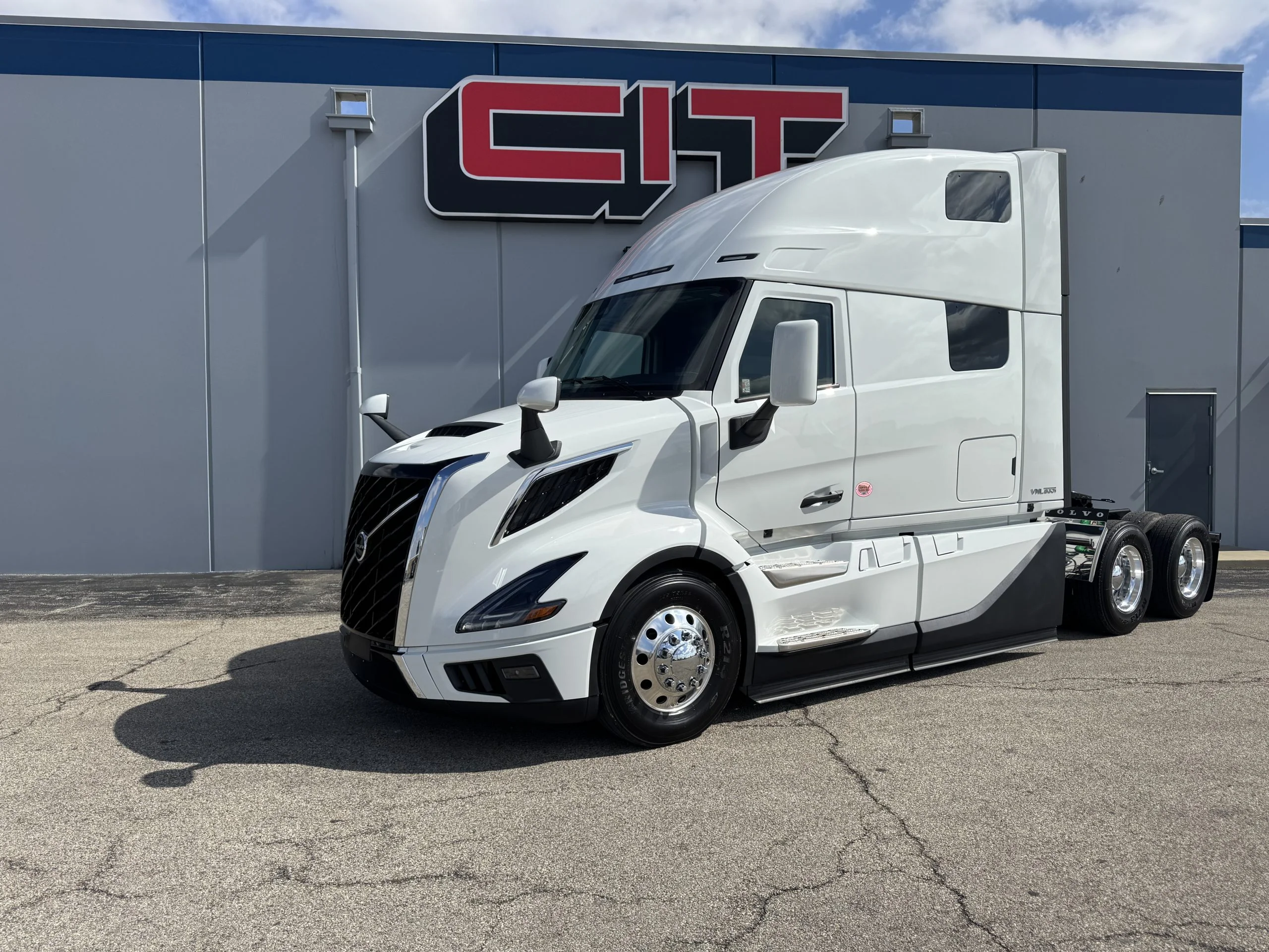 2027 Volvo VNL 860 in Champaign, IL