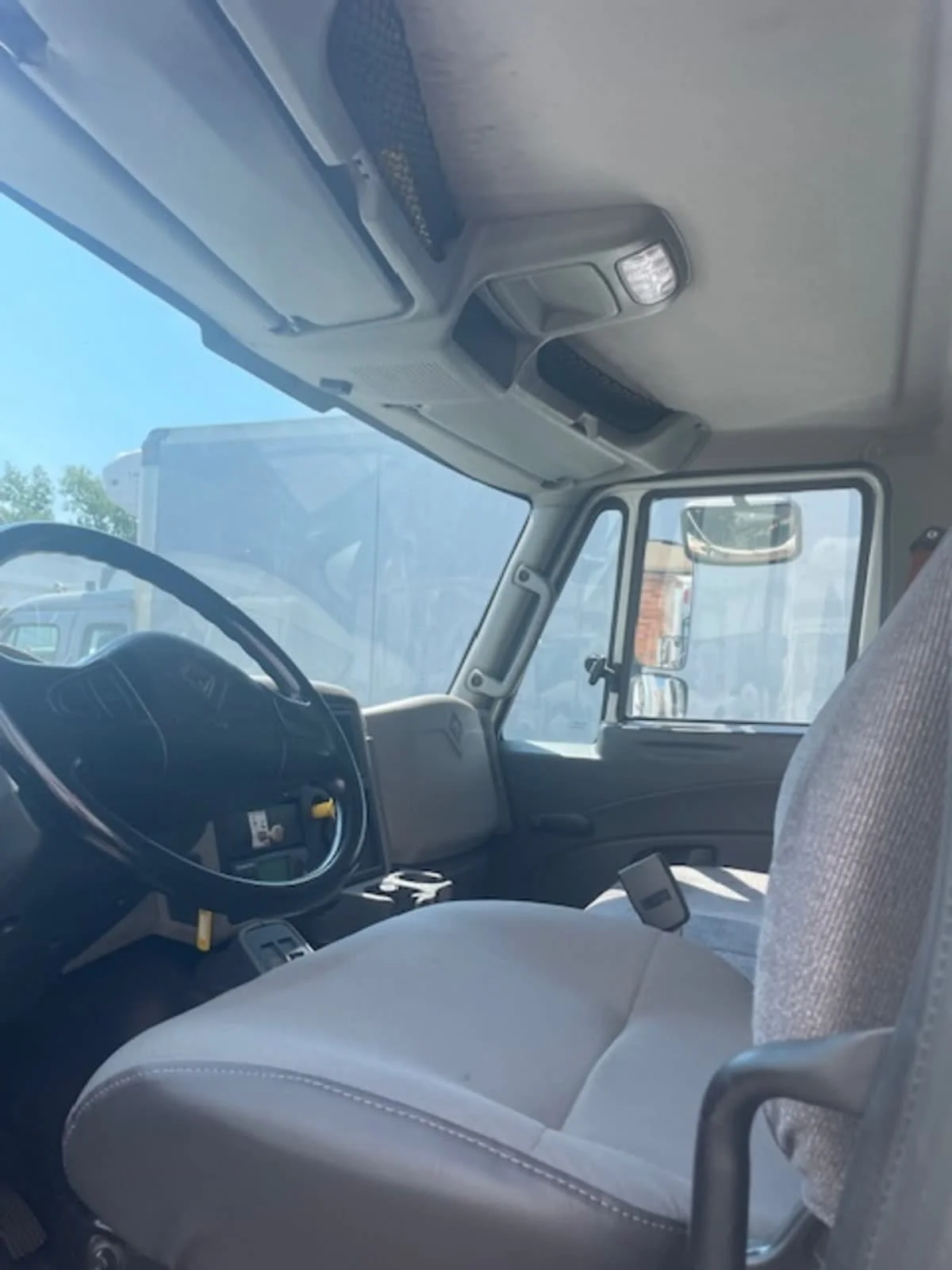 2018 International 4300 - image 8