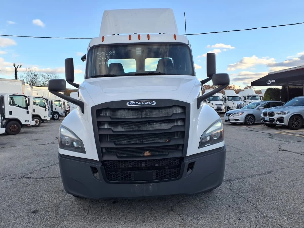 2019 Freightliner Cascadia - image 2
