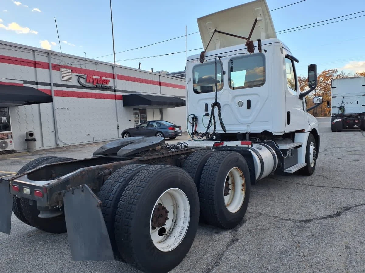 2019 Freightliner Cascadia in Warwick, RI — photo 4