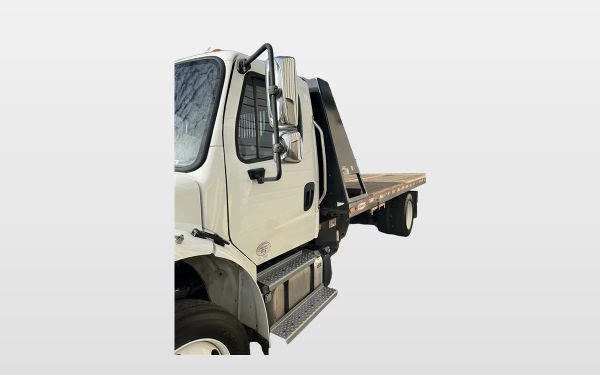 2020 Freightliner M2 106 - image 1