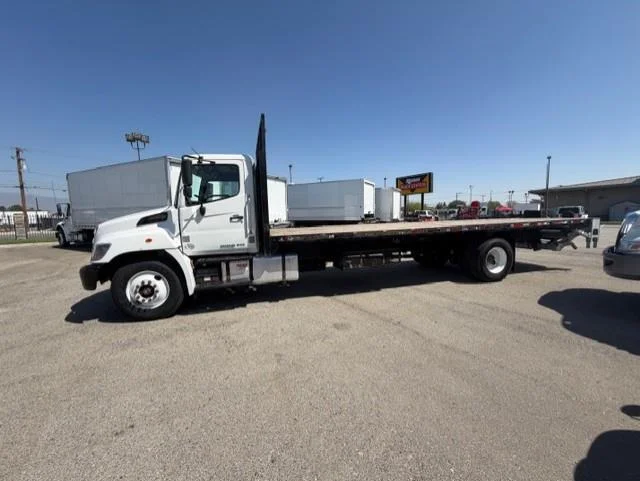 2020 Hino 268 - image 5