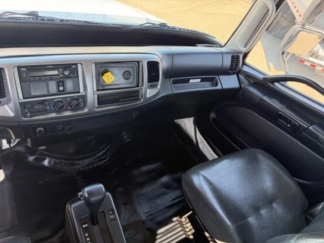 2020 Hino 268 - image 10