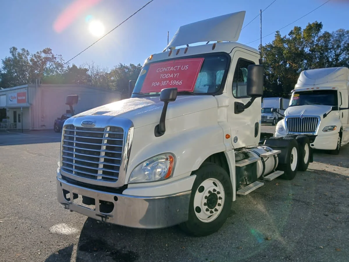 2019 Freightliner Cascadia in Jacksonville, FL — photo 2