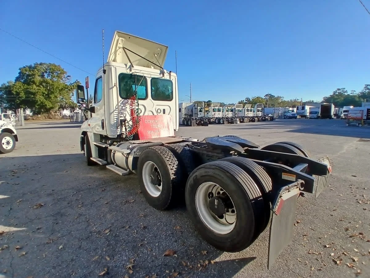 2019 Freightliner Cascadia in Jacksonville, FL — photo 6