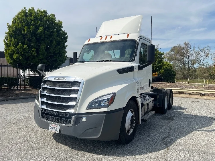 2020 Freightliner Cascadia in Torrance, CA — photo 3