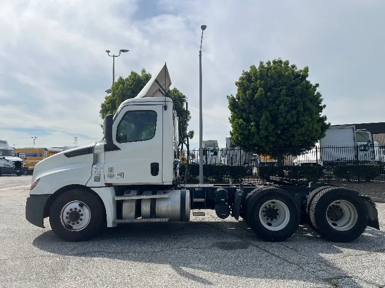 2020 Freightliner Cascadia in Torrance, CA — photo 4