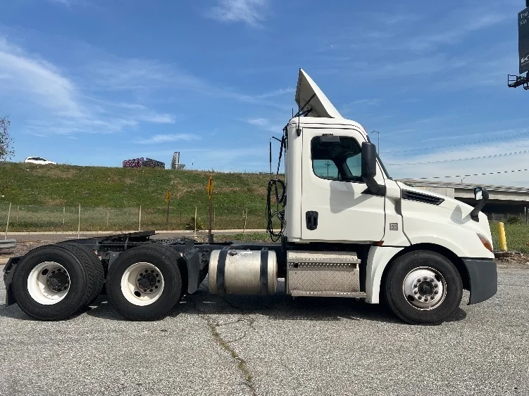 2020 Freightliner Cascadia in Torrance, CA — photo 8