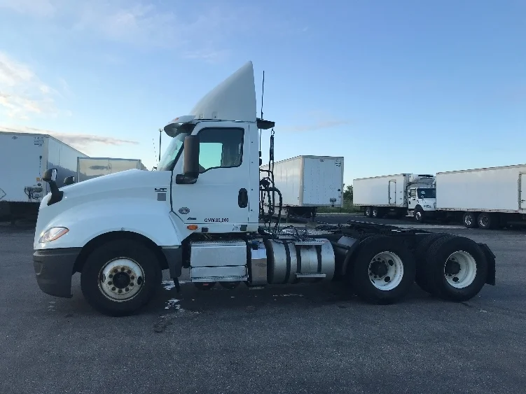 2020 International LT - image 4