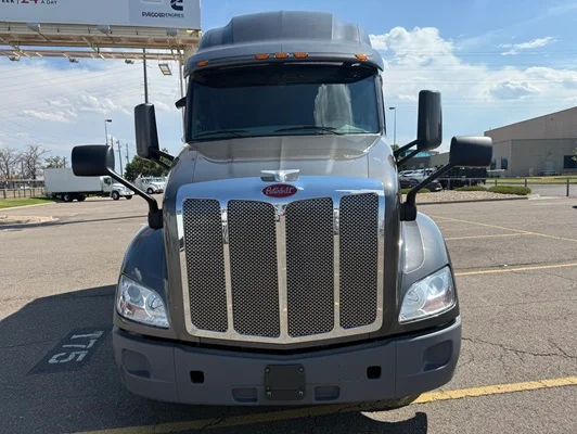 2022 Peterbilt 579 in Denver, CO — photo 2