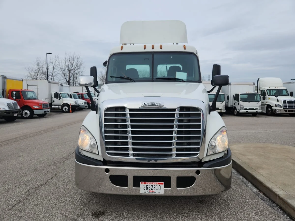 2014 Freightliner Cascadia - image 2