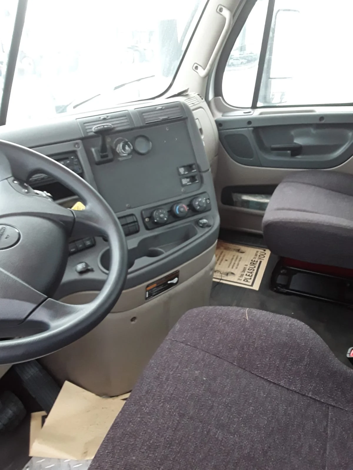 2014 Freightliner Cascadia - image 7