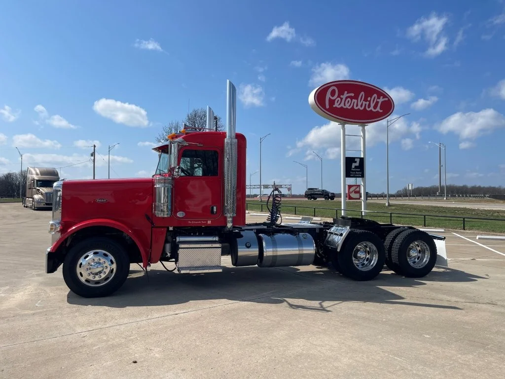 2019 Peterbilt 389 - image 3