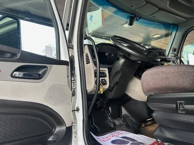 2023 Peterbilt 579 - image 10