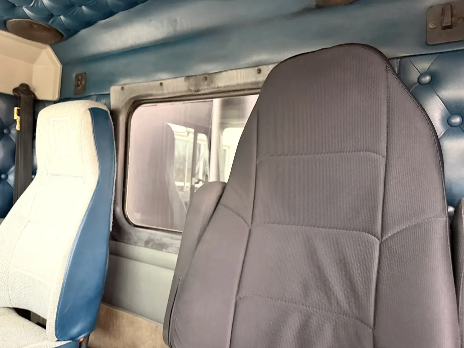 2001 Kenworth T800 - image 21