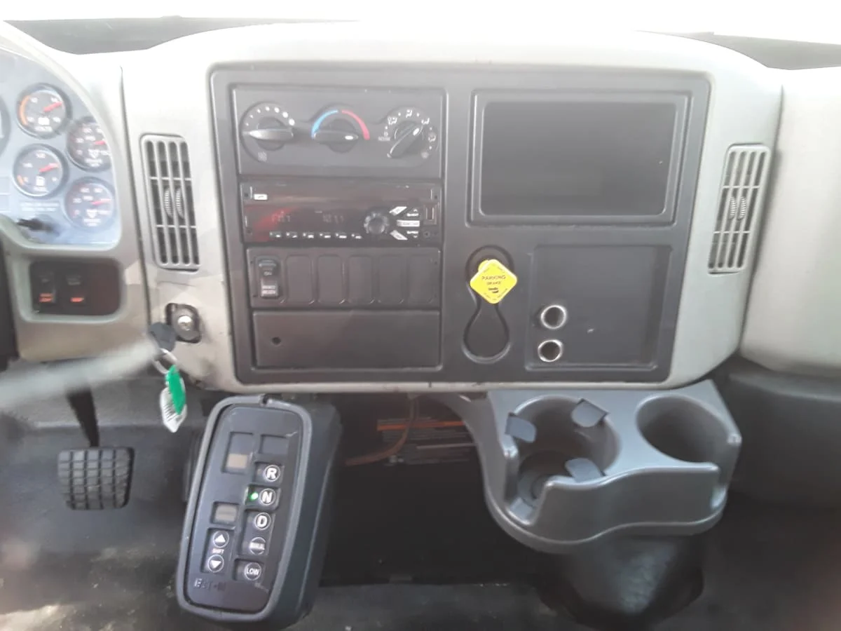 2018 International 4300 - image 10