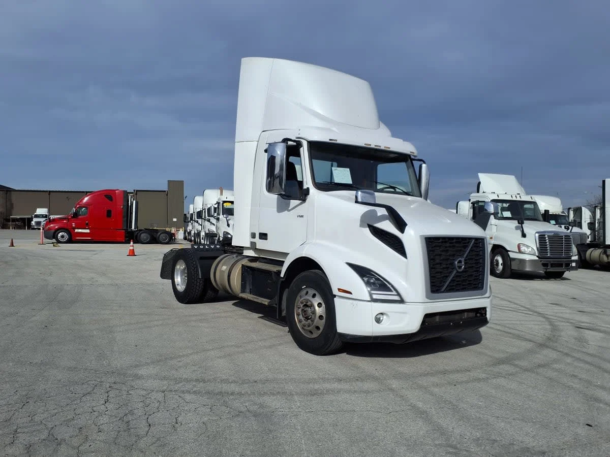 2019 Volvo VNR 660 in Fort Worth, TX — photo 3