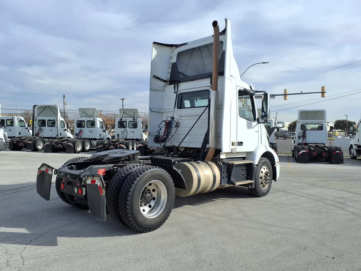 2019 Volvo VNR 660 in Fort Worth, TX — photo 4
