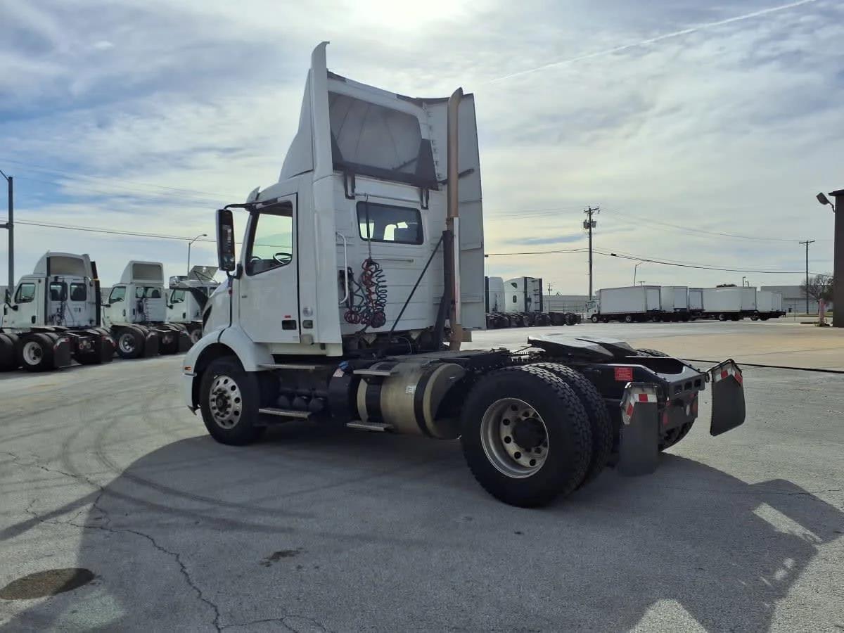 2019 Volvo VNR 660 in Fort Worth, TX — photo 6
