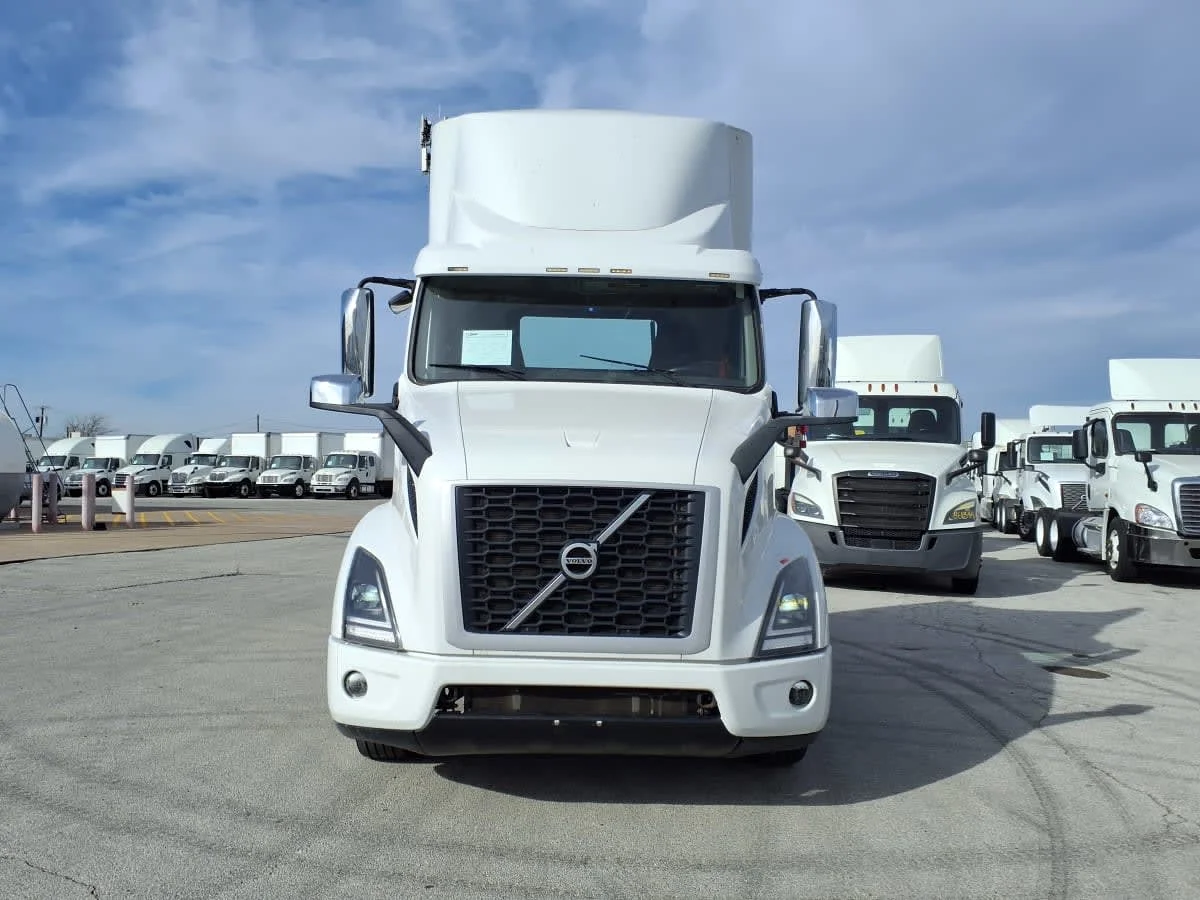 2019 Volvo VNR 660 in Fort Worth, TX — photo 2