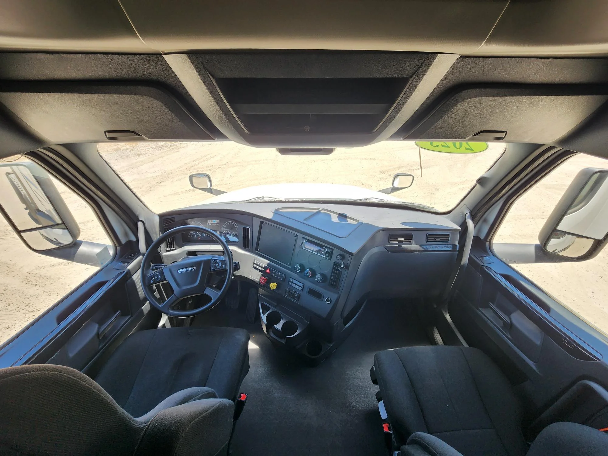 2023 Freightliner Cascadia in Fresno, CA — photo 7