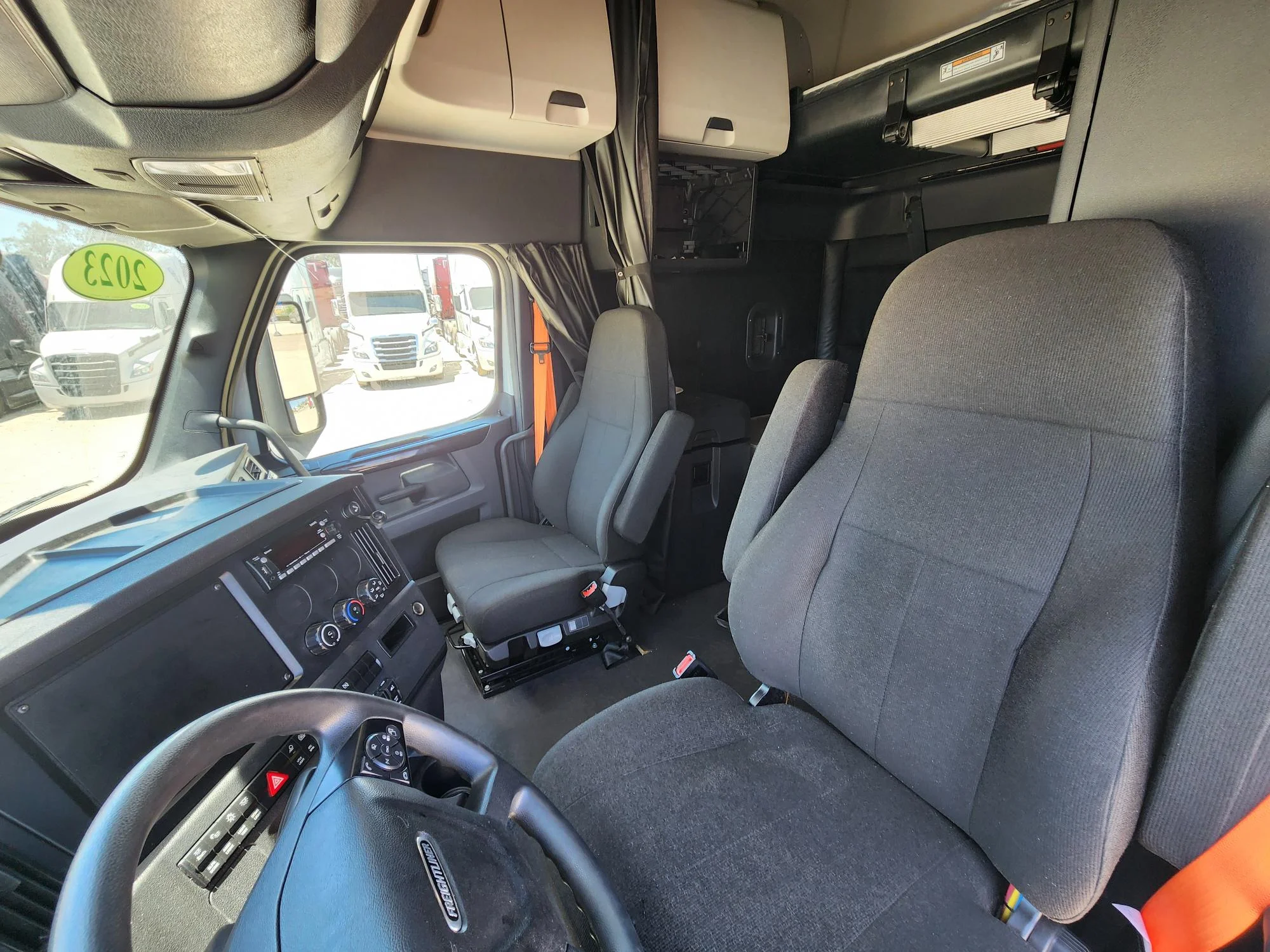 2023 Freightliner Cascadia in Fresno, CA — photo 6