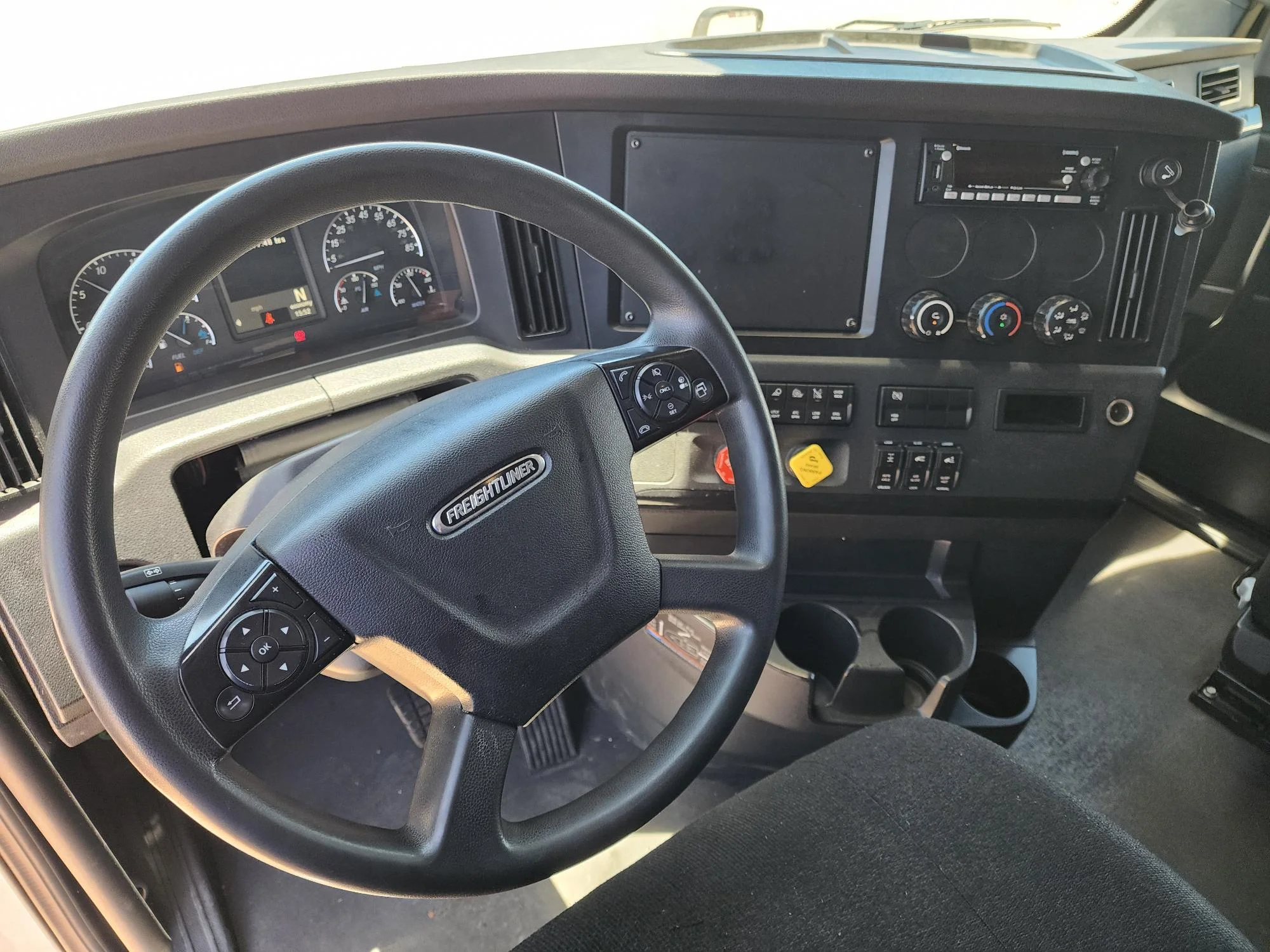 2023 Freightliner Cascadia in Fresno, CA — photo 17
