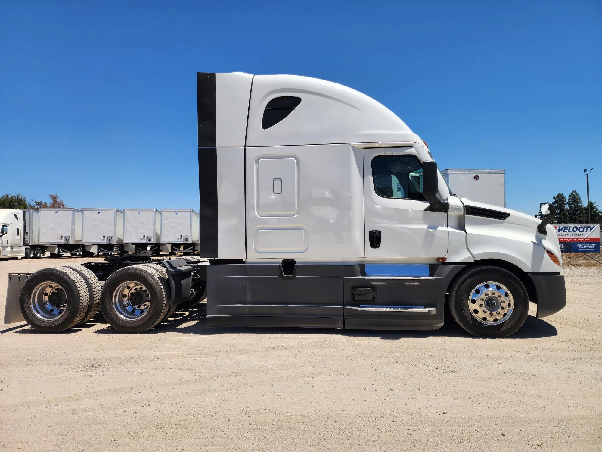 2023 Freightliner Cascadia in Fresno, CA — photo 2