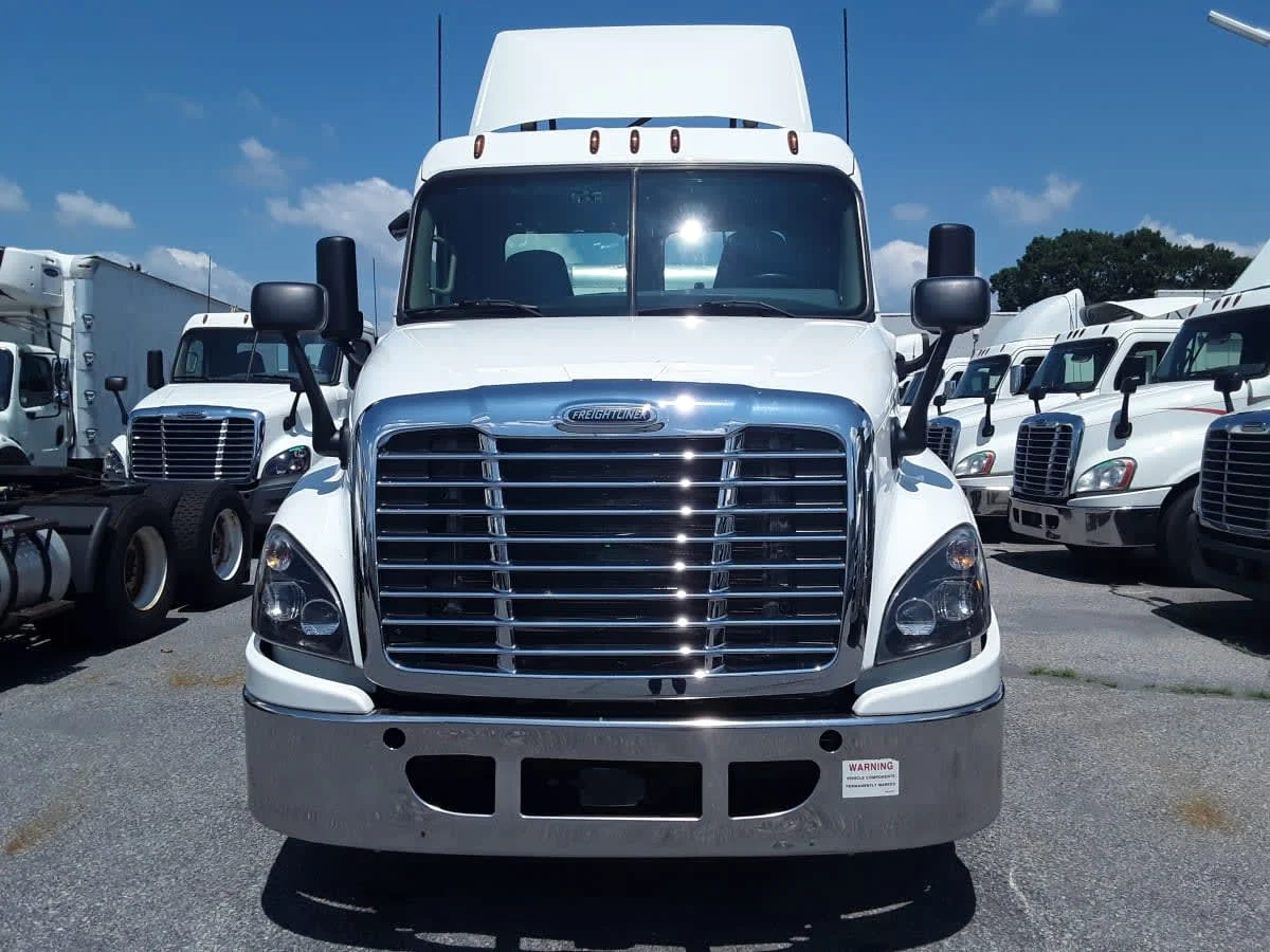 2018 Freightliner Cascadia - image 2