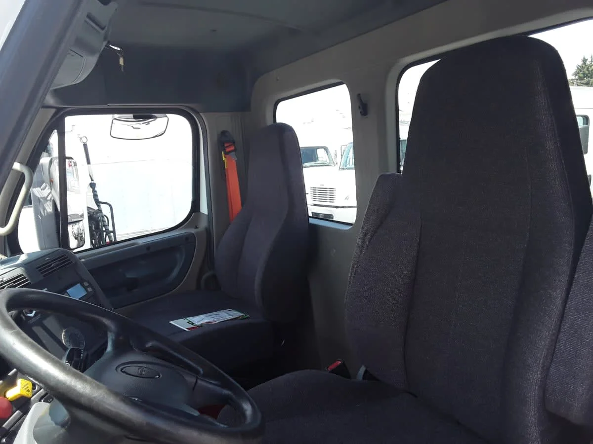 2018 Freightliner Cascadia - image 9