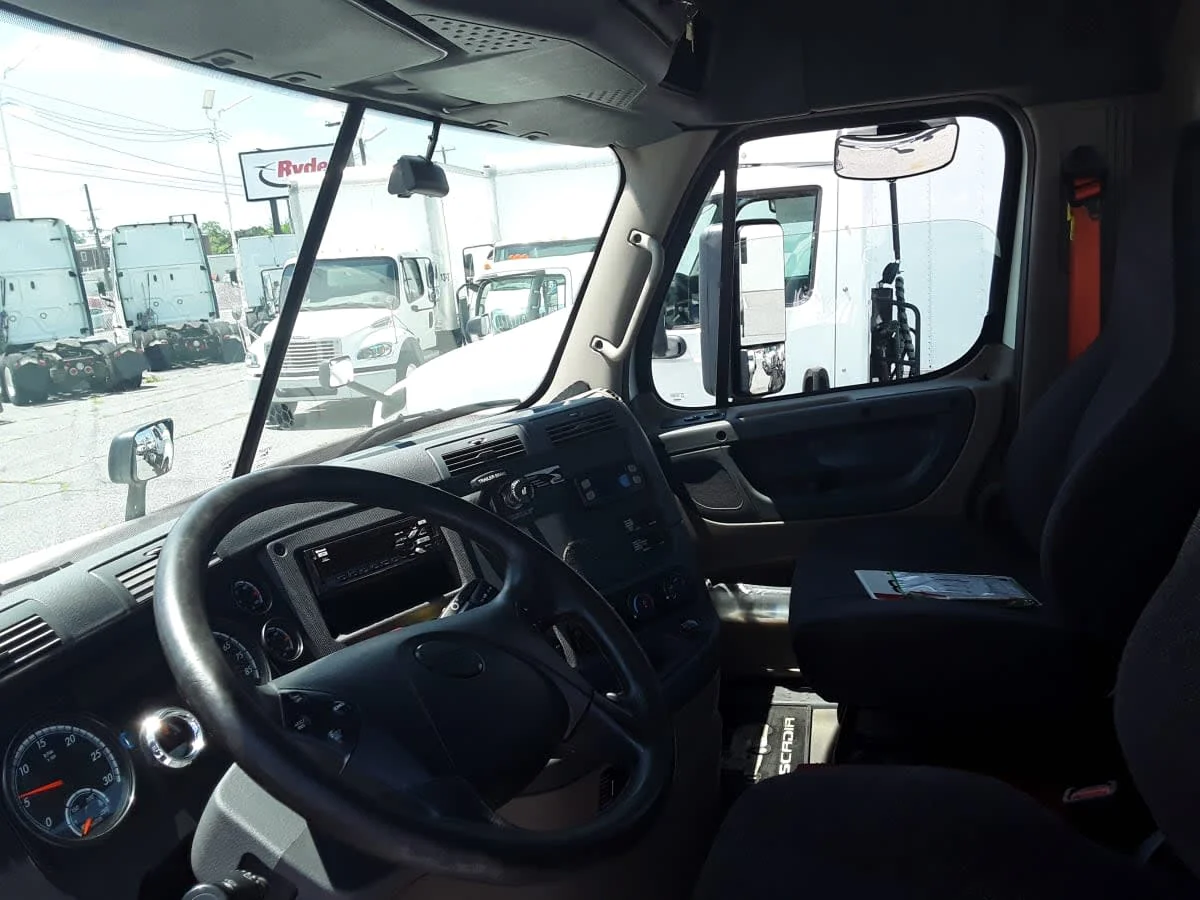 2018 Freightliner Cascadia - image 7