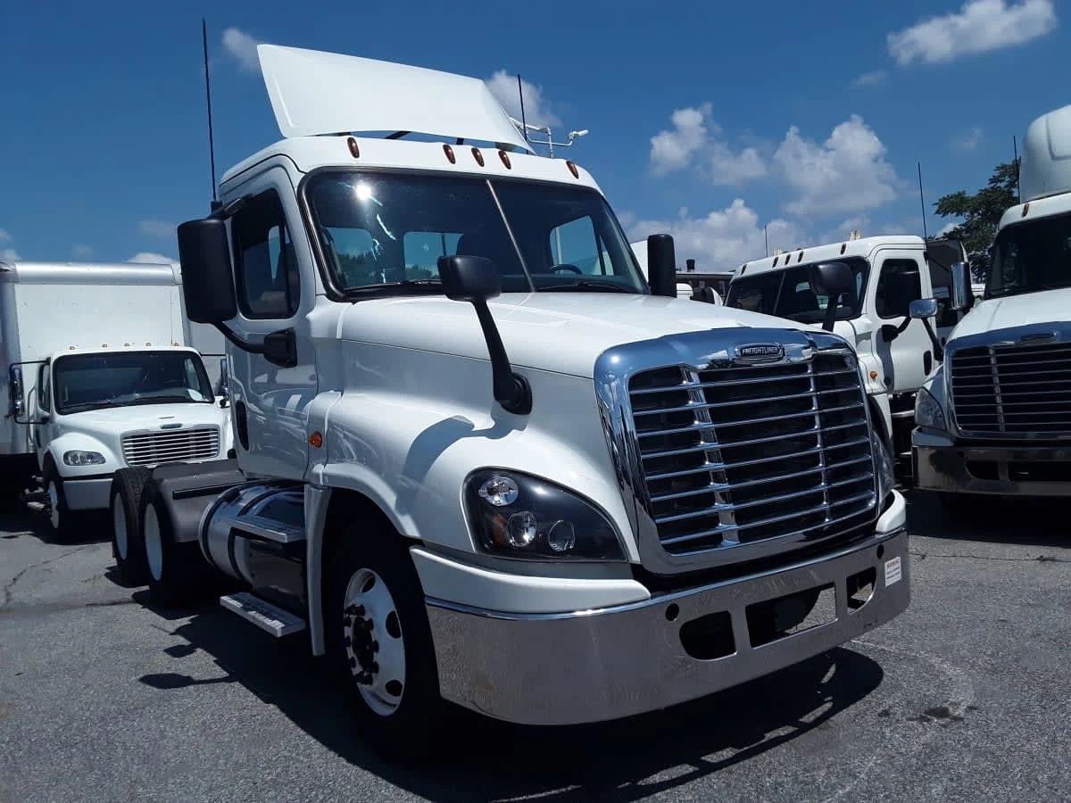 2018 Freightliner Cascadia - image 3