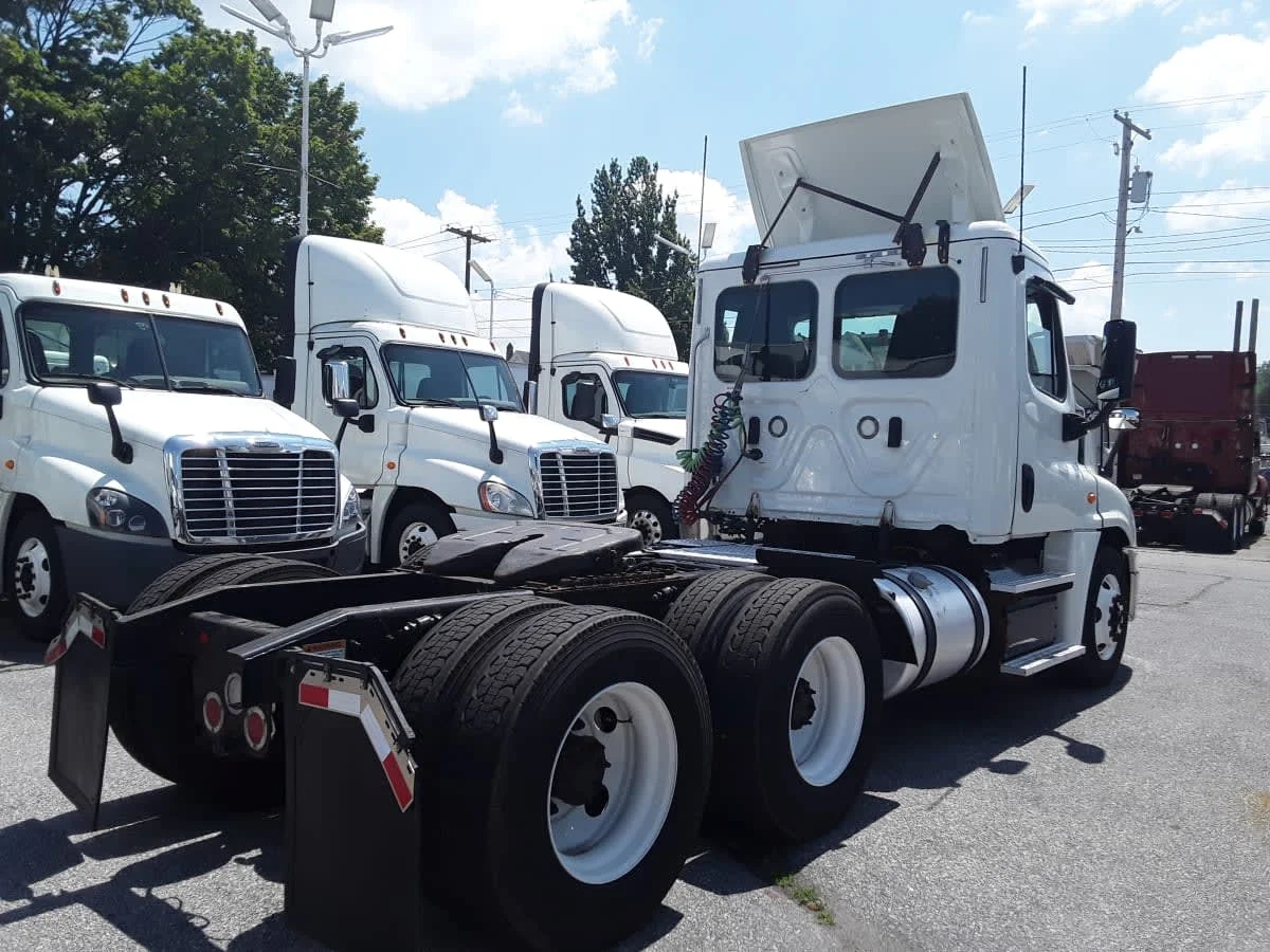 2018 Freightliner Cascadia - image 4