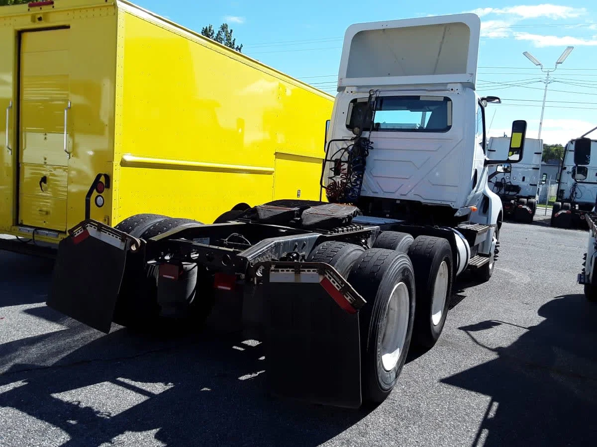 2019 International LT - image 4