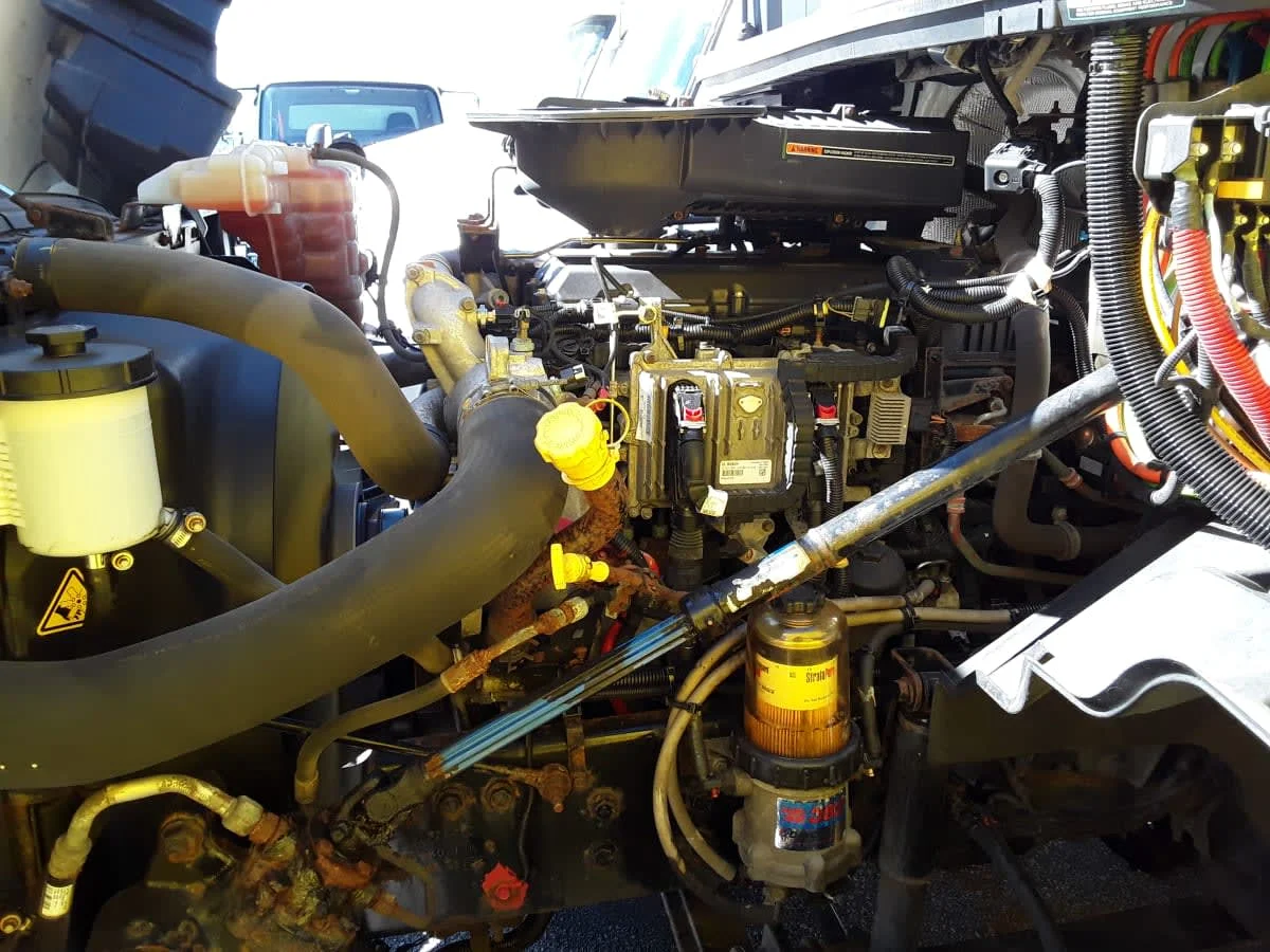 2019 International LT - image 8