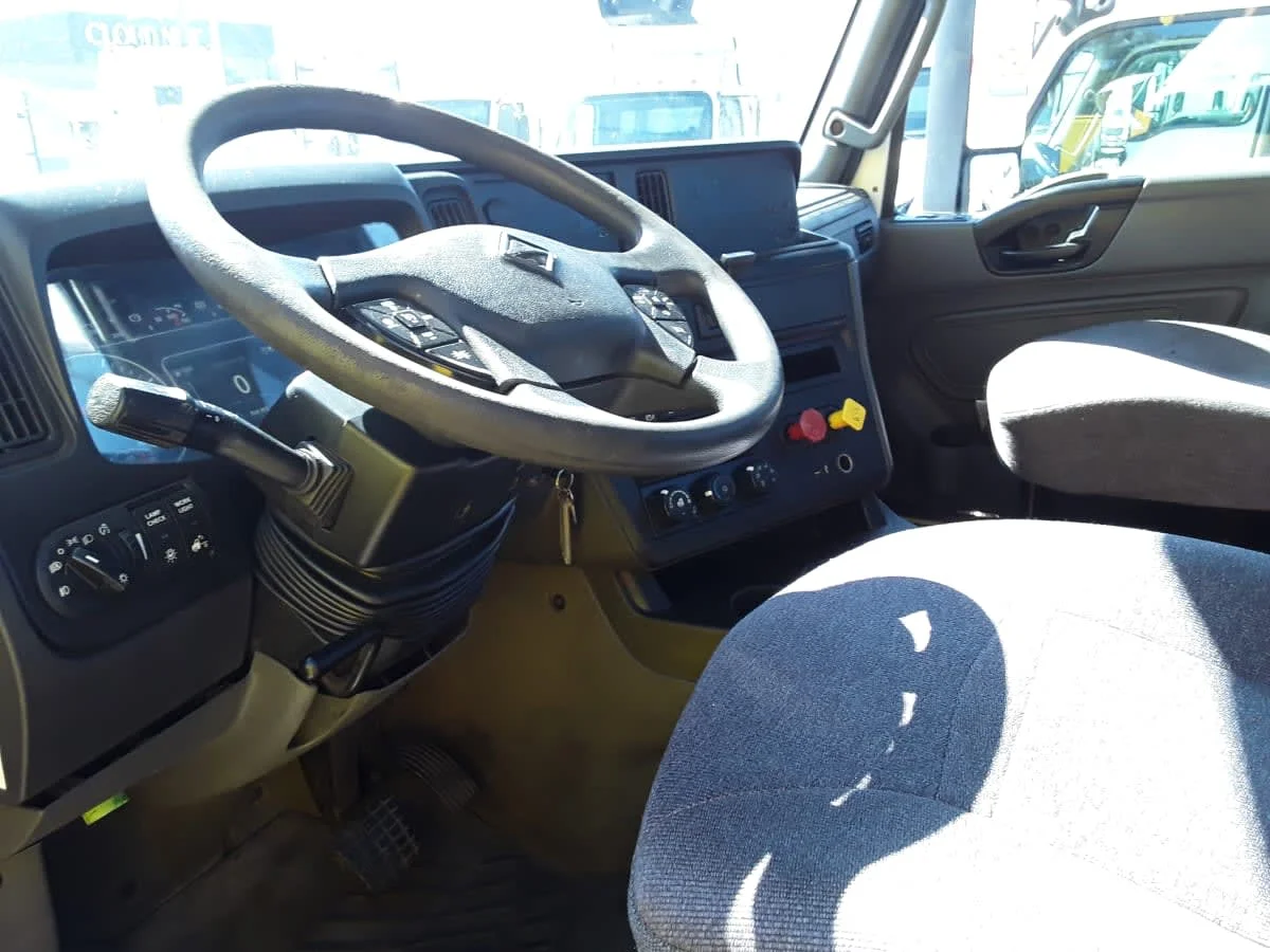 2019 International LT - image 7