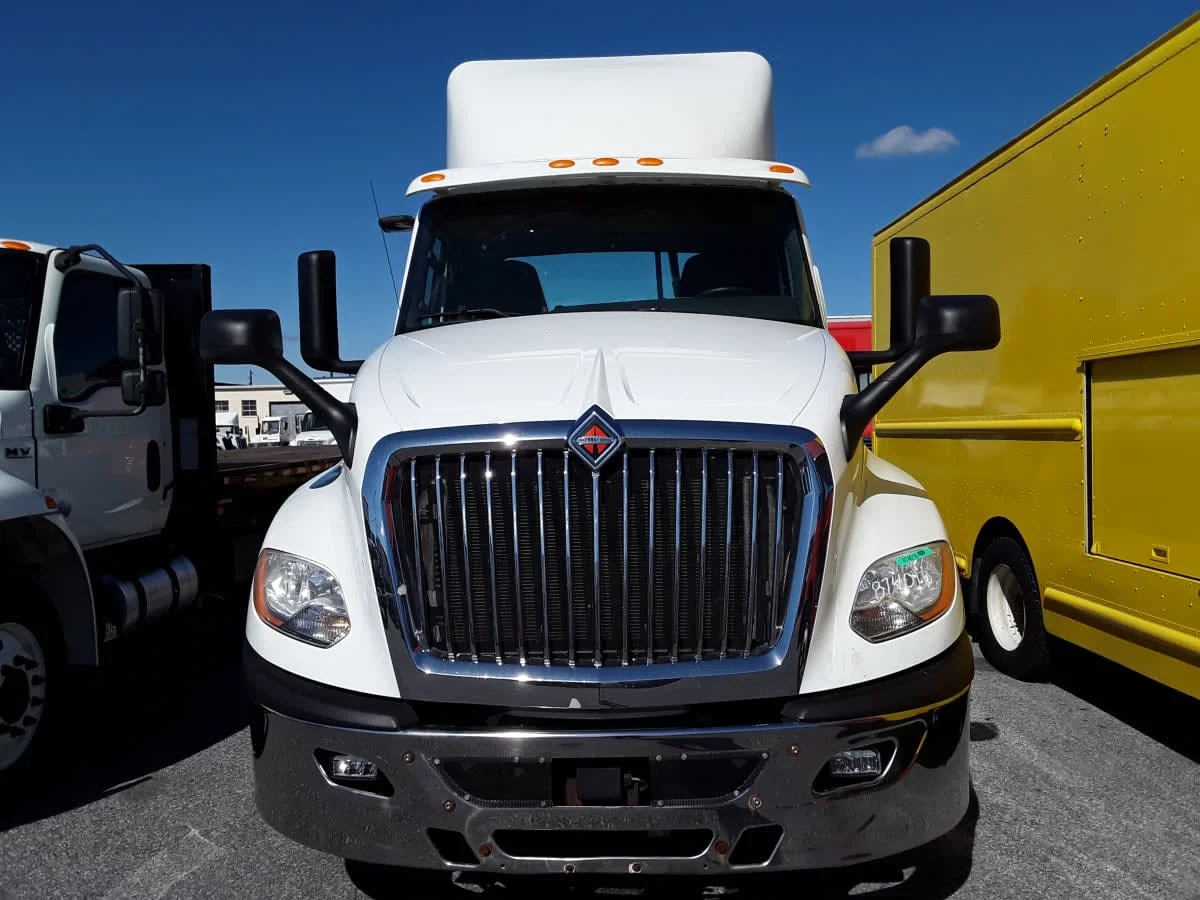 2019 International LT - image 2