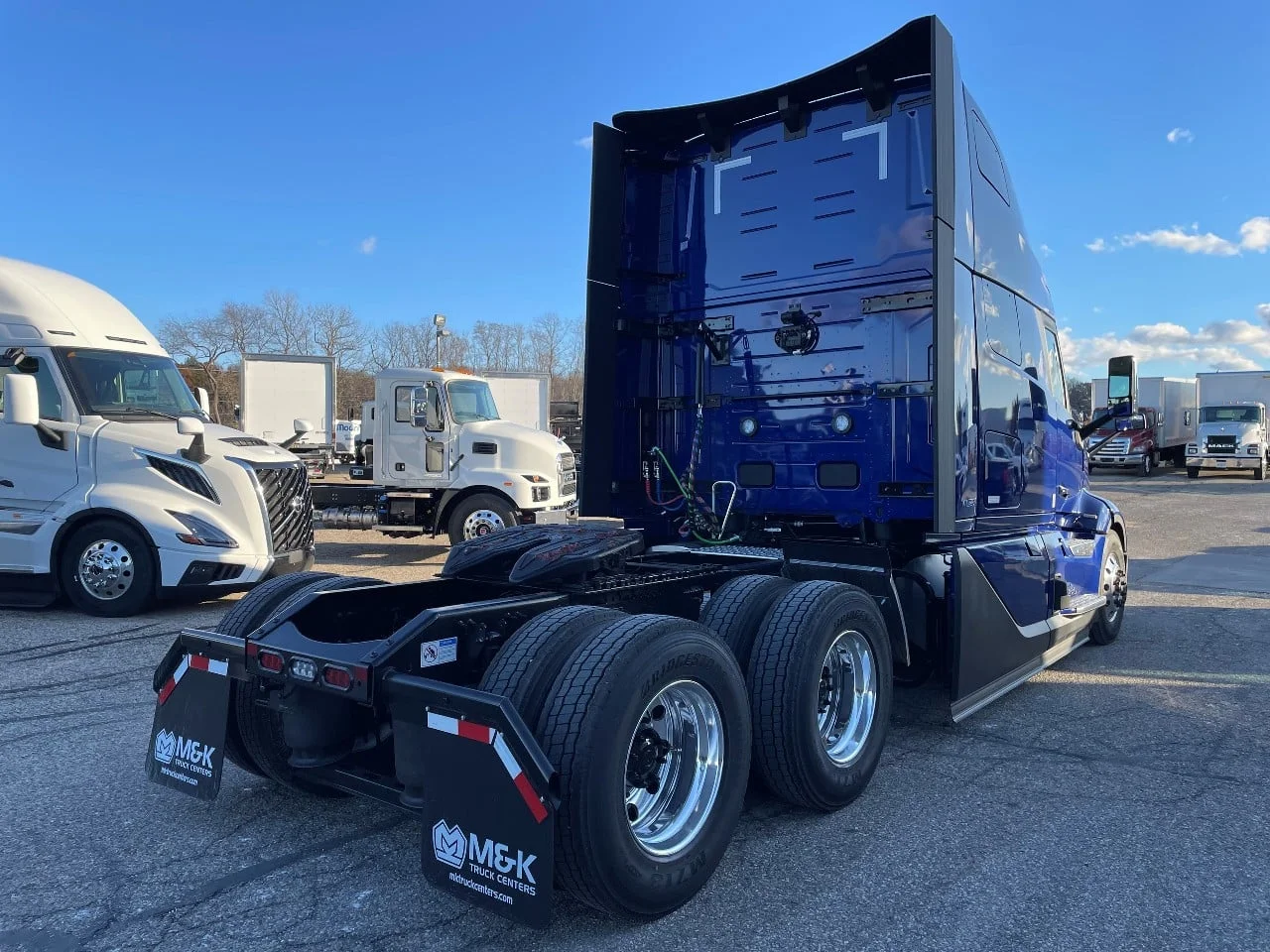 2026 Volvo VNL 860 in Byron Center, MI — photo 3