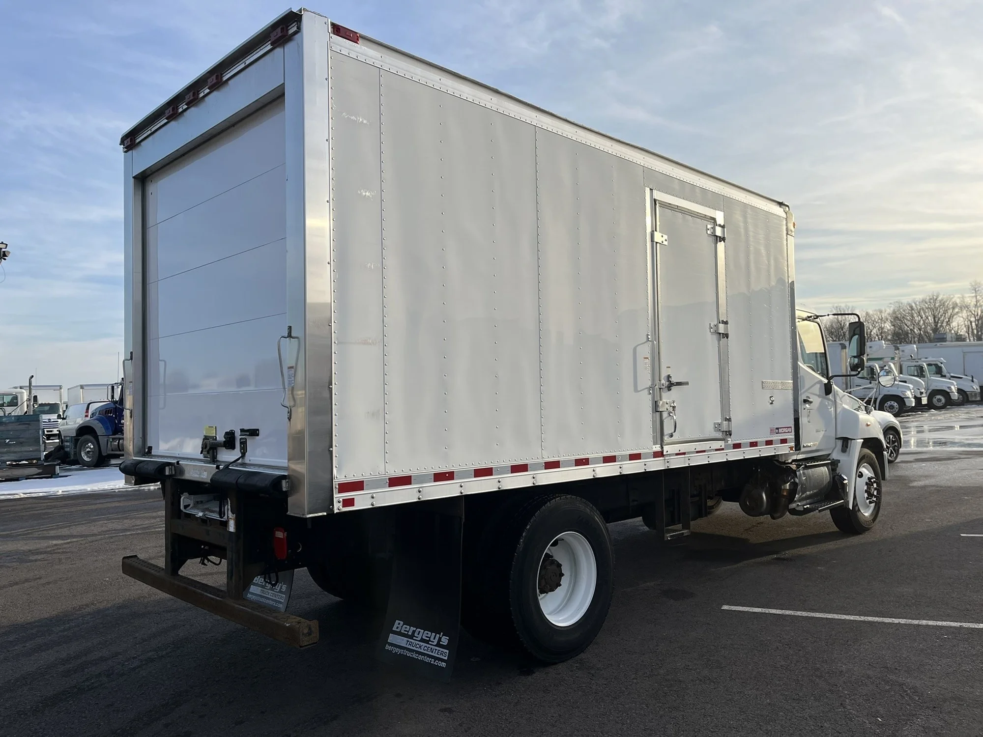 2016 Hino 268 in Delmar, MD — photo 5