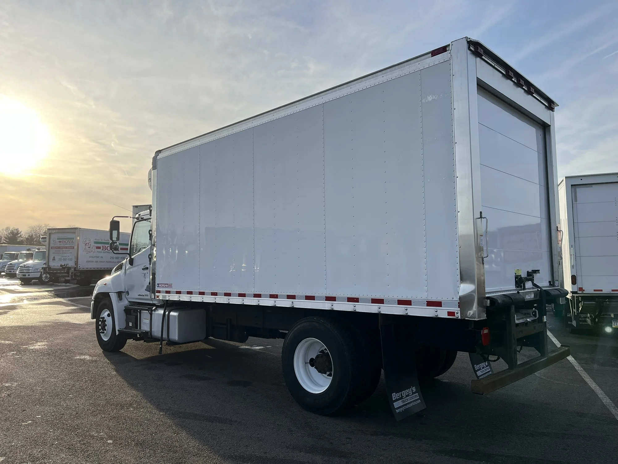 2016 Hino 268 - image 4