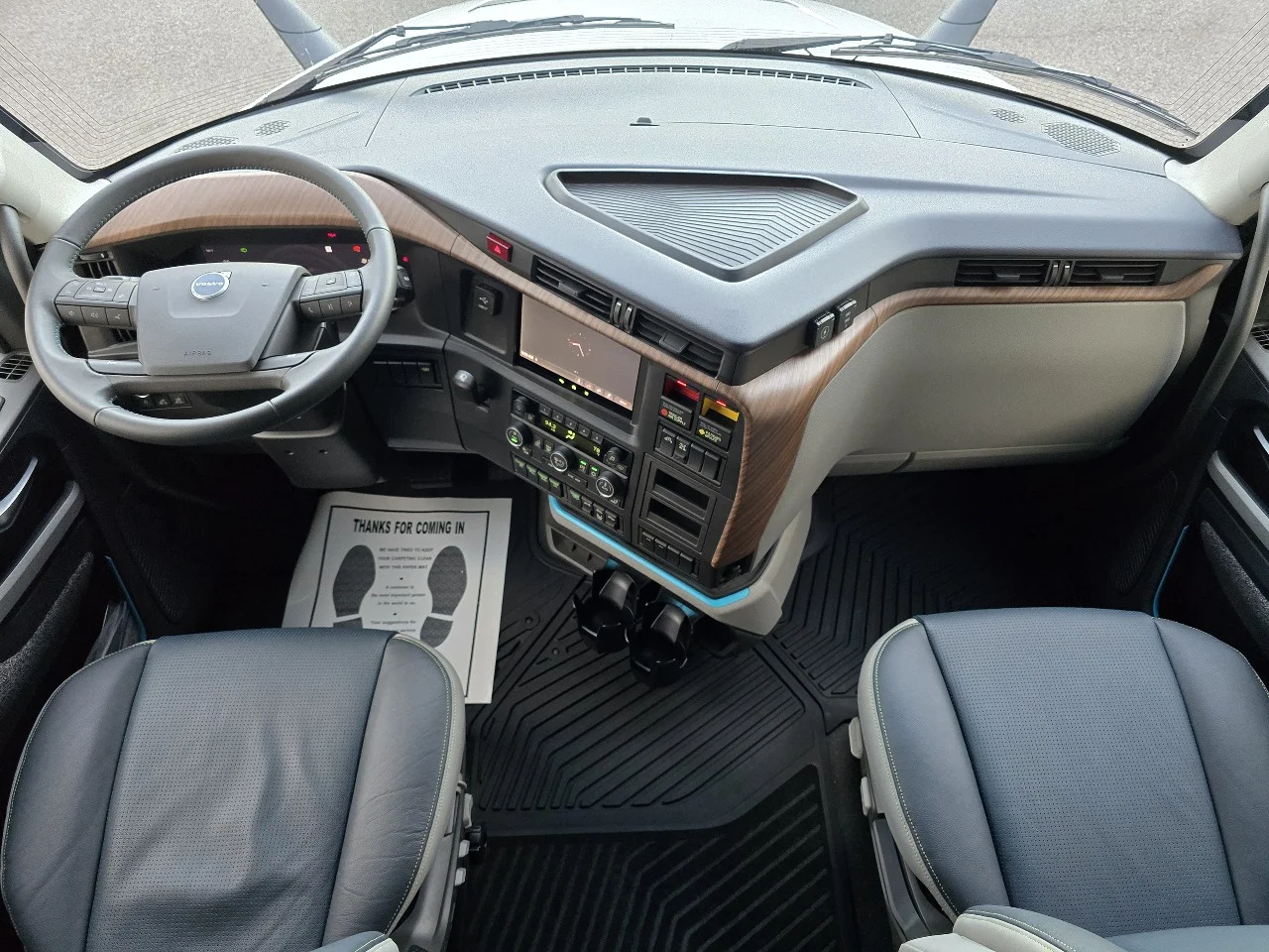 2026 Volvo VNL 860 in Toledo, OH — photo 8