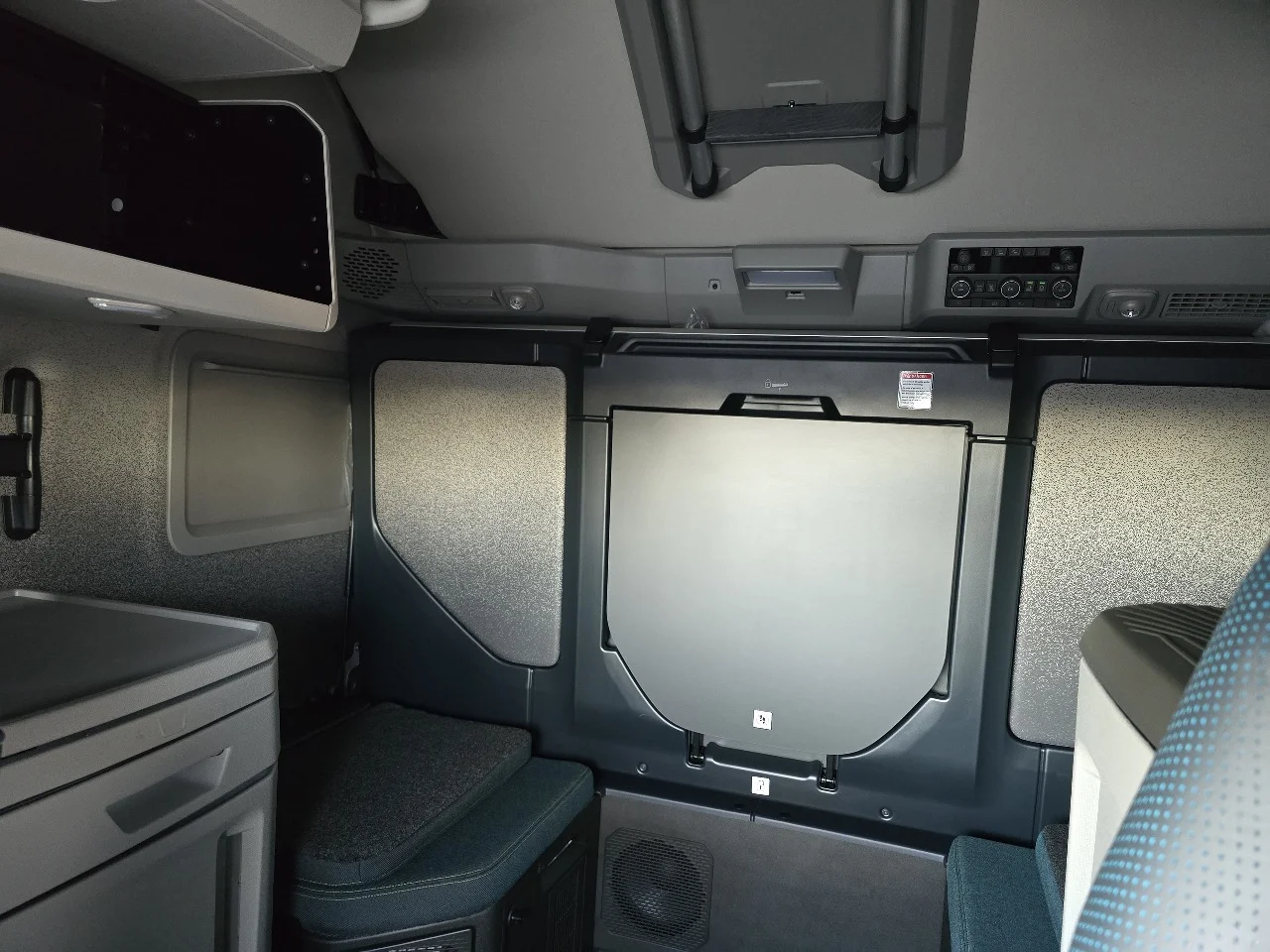 2026 Volvo VNL 860 in Toledo, OH — photo 10