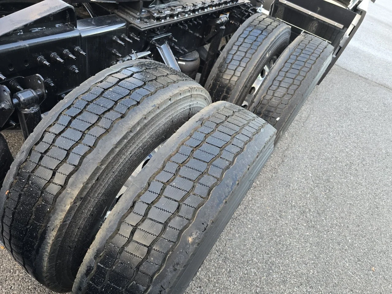 2026 Volvo VNL 860 in Toledo, OH — photo 14