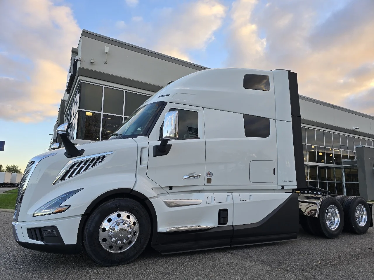 2026 Volvo VNL 860 in Toledo, OH — photo 5